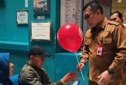 Bangkitkan Rasa Nasionalisme, Kepala Disdukcapil Kab. Tangerang Bagikan Bendera Merah Putih Ke Warga Pemohon Adminduk
