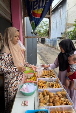 Dari Balik Wajan Gorengan: Kisah Inspiratif Seorang Ibu yang Berhasil Mengantar Anaknya ke Bangku Kuliah