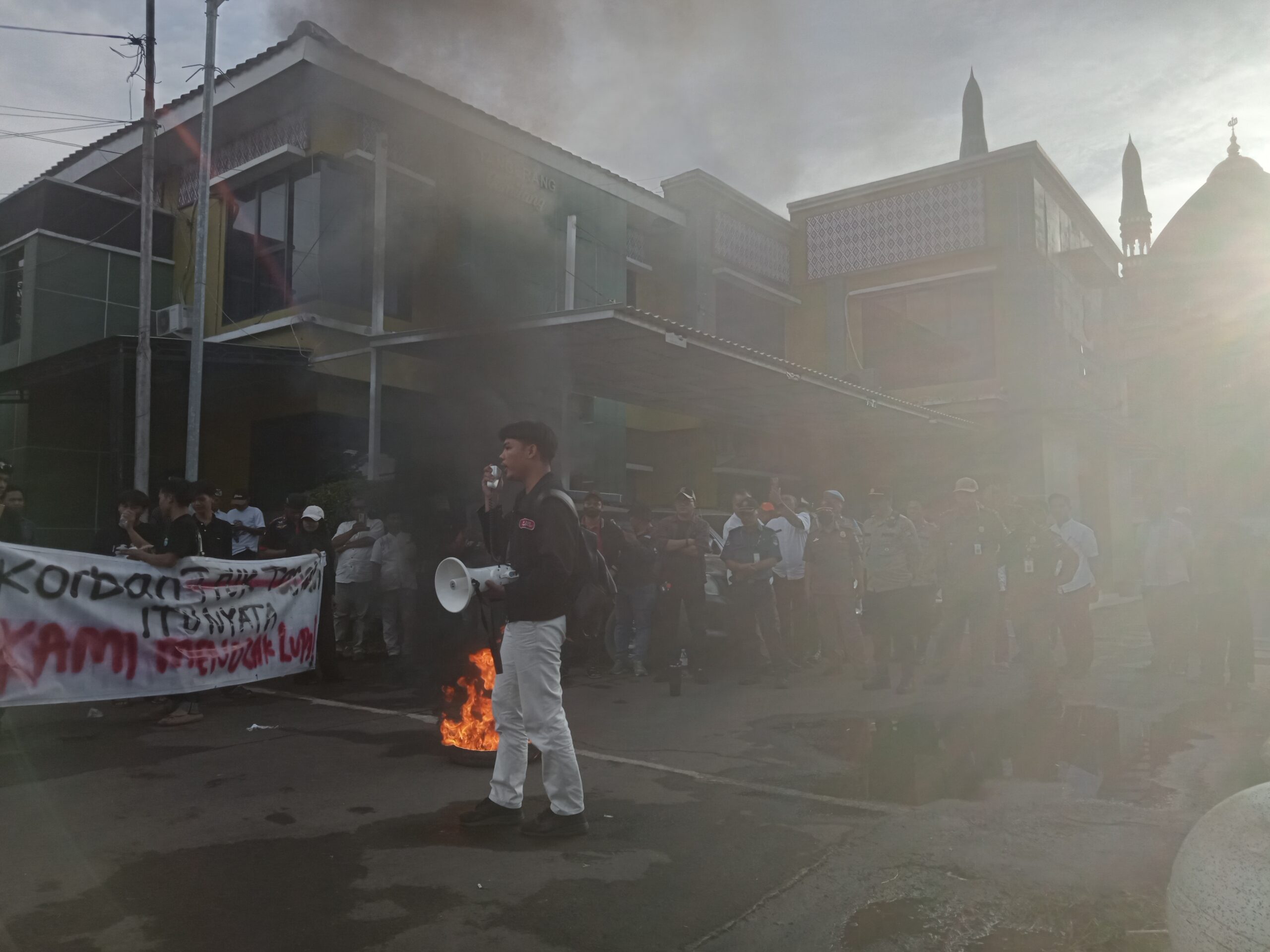 Mahasiswa Demo di Kosambi Memanas, Ban Dibakar di Halaman Kantor Kecamatan: Truk Sumbu 3 Diduga Langgar Perbup 12
