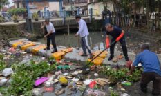 Jumat Bersih Diperkuat, Seluruh Jajaran Turun Bersihkan Sampah di Tengah Rendahnya Kesadaran Warga