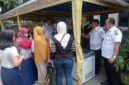 Lurah Karang Anyar Muhamad Thohirudin (kanan) dan camat Neglasari Iwan Mulyawan (kiri) saat sedang memantau kegiatan Gampang Sembako on the Road yang digelar di Kelurahan Karang Anyar, Kecamatan Neglasari, kota Tangerang. Foto: ist