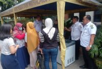 Lurah Karang Anyar Muhamad Thohirudin (kanan) dan camat Neglasari Iwan Mulyawan (kiri) saat sedang memantau kegiatan Gampang Sembako on the Road yang digelar di Kelurahan Karang Anyar, Kecamatan Neglasari, kota Tangerang. Foto: ist