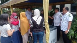 Lurah Karang Anyar Muhamad Thohirudin (kanan) dan camat Neglasari Iwan Mulyawan (kiri) saat sedang memantau kegiatan Gampang Sembako on the Road yang digelar di Kelurahan Karang Anyar, Kecamatan Neglasari, kota Tangerang. Foto: ist