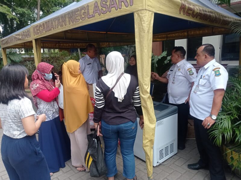Lurah Karang Anyar Muhamad Thohirudin (kanan) dan camat Neglasari Iwan Mulyawan (kiri) saat sedang memantau kegiatan Gampang Sembako on the Road yang digelar di Kelurahan Karang Anyar, Kecamatan Neglasari, kota Tangerang. Foto: ist