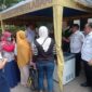Lurah Karang Anyar Muhamad Thohirudin (kanan) dan camat Neglasari Iwan Mulyawan (kiri) saat sedang memantau kegiatan Gampang Sembako on the Road yang digelar di Kelurahan Karang Anyar, Kecamatan Neglasari, kota Tangerang. Foto: ist