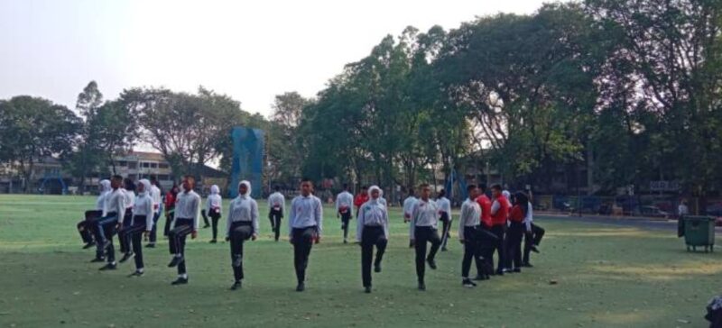 ‎Sebanyak 50 pelajar terbaik hasil seleksi tingkat SMA dan SMK se-Kota Tangerang saat ini menjalani pemusatan latihan intensif di Alun-Alun Ahmad Yani. Foto: ist