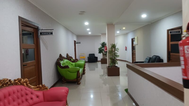 Halaman depan kantor fraksi DPRD kota Tangerang. Foto: Cakrabanten
