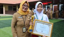 Alikha Hibatillah Jaelani meraih penghargaan dalam ajang Anak Indonesia Award 2026 dalam kategori Bahasa dan Budaya di Halaman Pusat Pemerintahan Kota Tangerang, Foto: ist