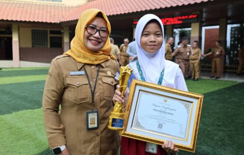 Alikha Hibatillah Jaelani meraih penghargaan dalam ajang Anak Indonesia Award 2026 dalam kategori Bahasa dan Budaya di Halaman Pusat Pemerintahan Kota Tangerang, Foto: ist