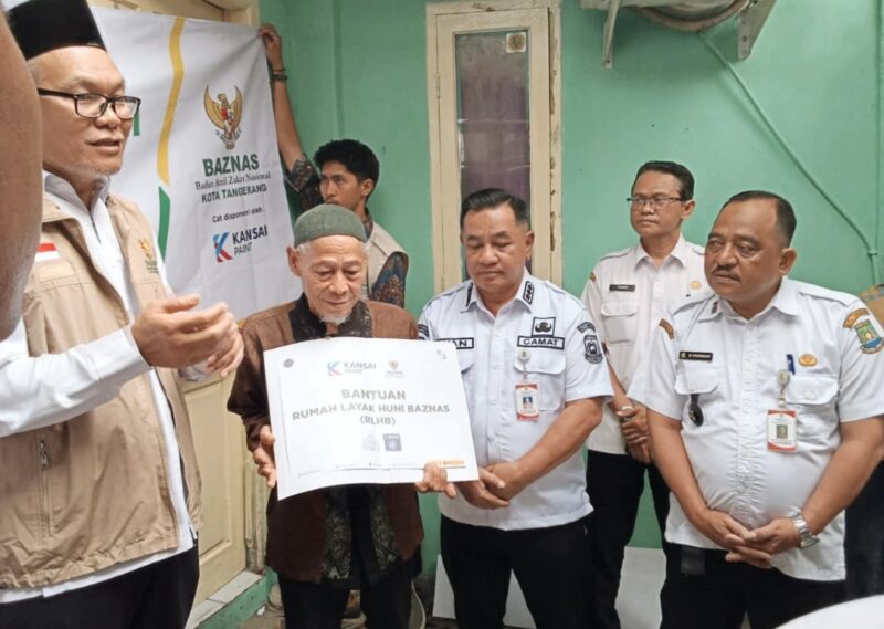 ‎Penyerahan bantuan secara simbolis tersebut dihadiri langsung oleh Camat Neglasari, Iwan Mulyawan, bersama jajaran perwakilan BAZNAS Kota Tangerang, Lurah Karang Anyar Muhamad Thohirudin, dan perangkat kecamatan setempat, Foto: ist