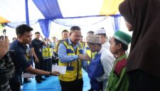 Direktur Utama Perumda Tirta Benteng (PDAM) Kota Tangerang, Doddy Effendi, saat melakukan simbolis santuni anak yatim piatu. Foto: ist