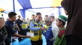 Direktur Utama Perumda Tirta Benteng (PDAM) Kota Tangerang, Doddy Effendi, saat melakukan simbolis santuni anak yatim piatu. Foto: ist