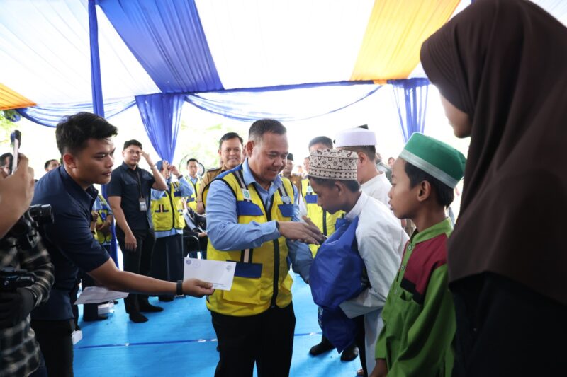 Direktur Utama Perumda Tirta Benteng (PDAM) Kota Tangerang, Doddy Effendi, saat melakukan simbolis santuni anak yatim piatu. Foto: ist