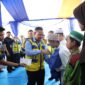 Direktur Utama Perumda Tirta Benteng (PDAM) Kota Tangerang, Doddy Effendi, saat melakukan simbolis santuni anak yatim piatu. Foto: ist