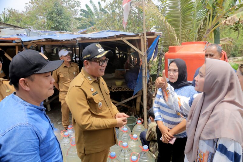 Wakil Wali Kota Tangerang, Maryono, saat meninjau lokasi terdampak kekeringan di Kelurahan Kunciran Jaya, Foto: ist